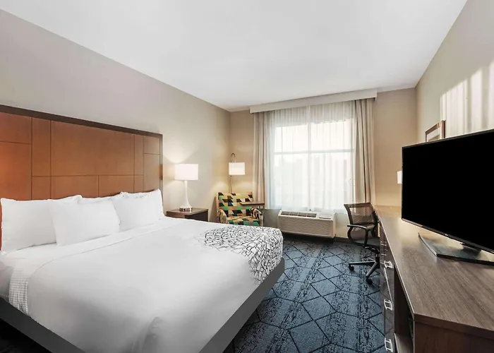 La Quinta Inn & Suites By Wyndham Kansas City Beacon Hill